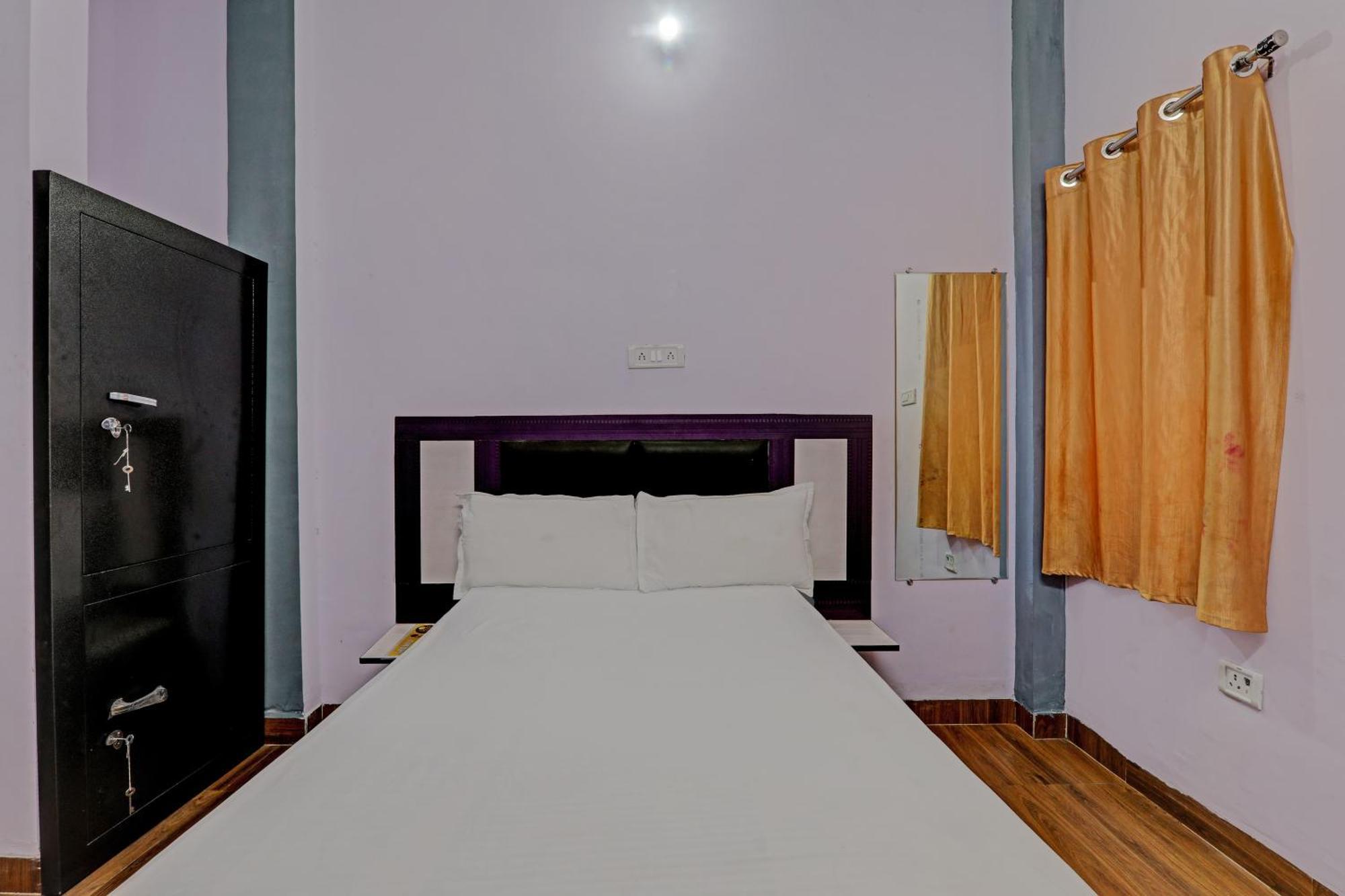 Oyo Hotel Crown Lucknow Exteriör bild