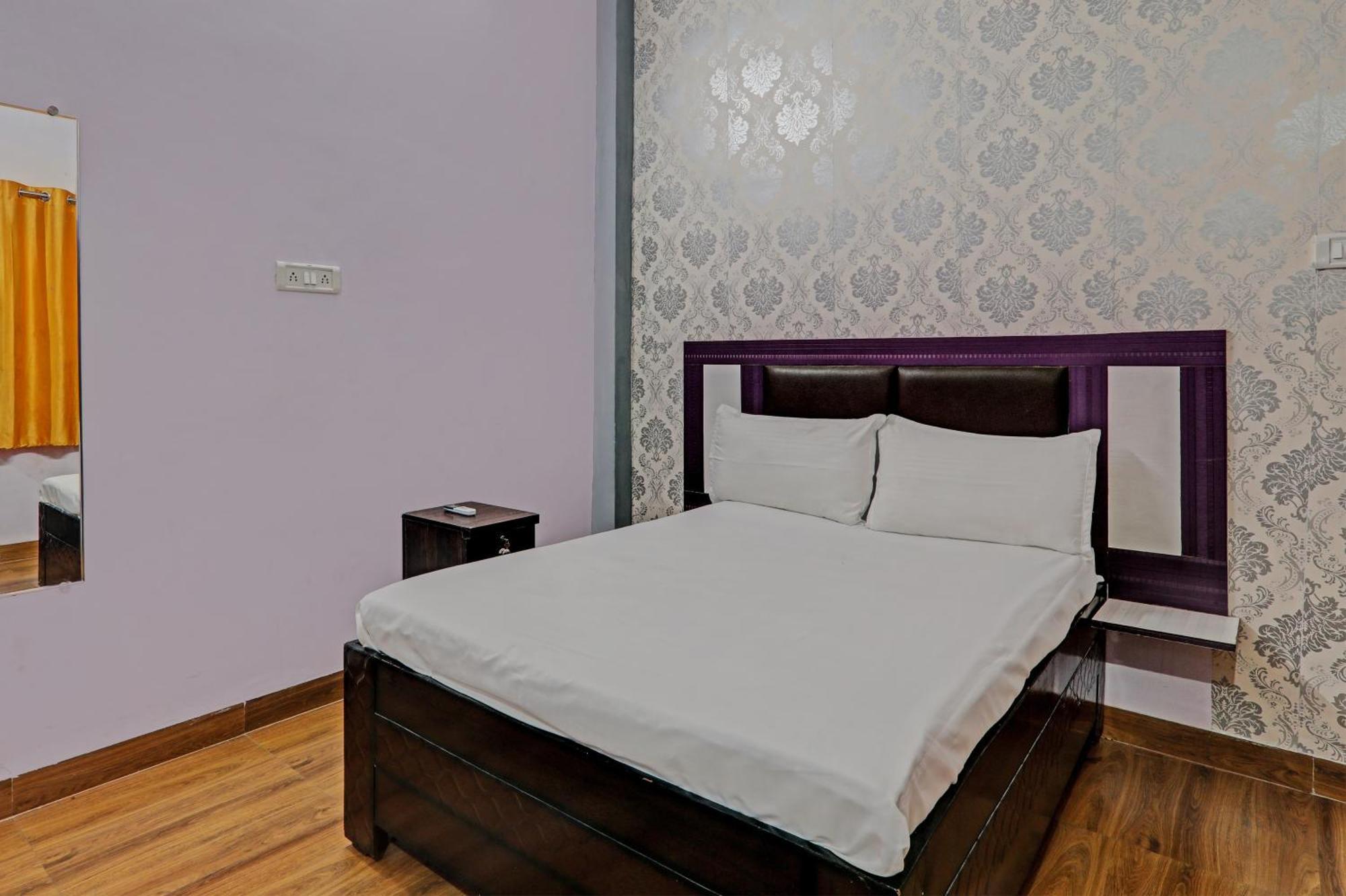 Oyo Hotel Crown Lucknow Exteriör bild