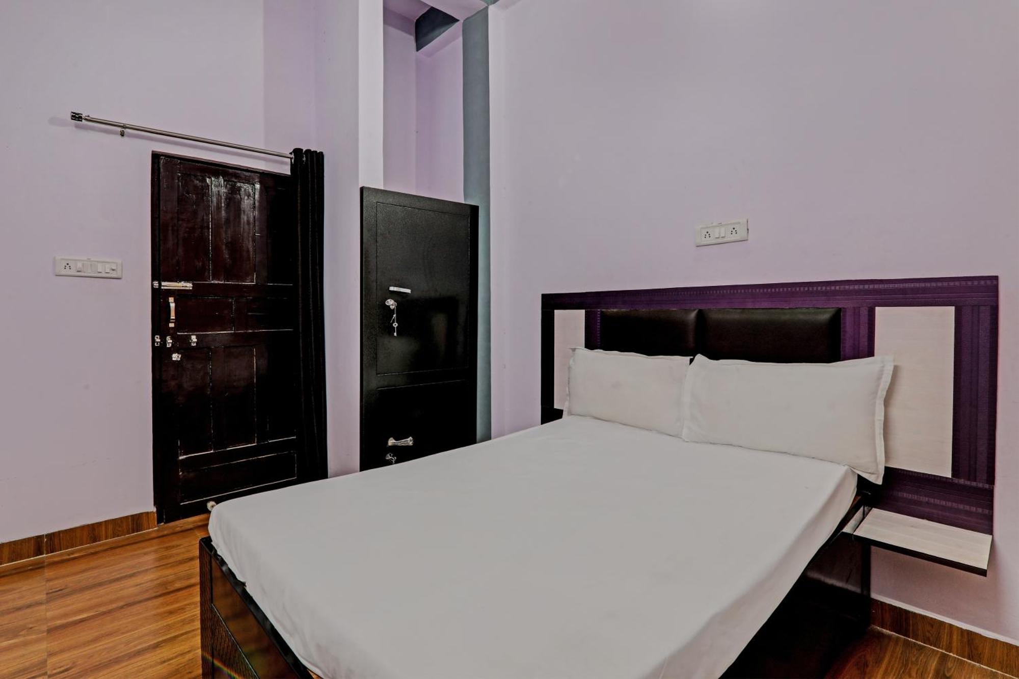 Oyo Hotel Crown Lucknow Exteriör bild