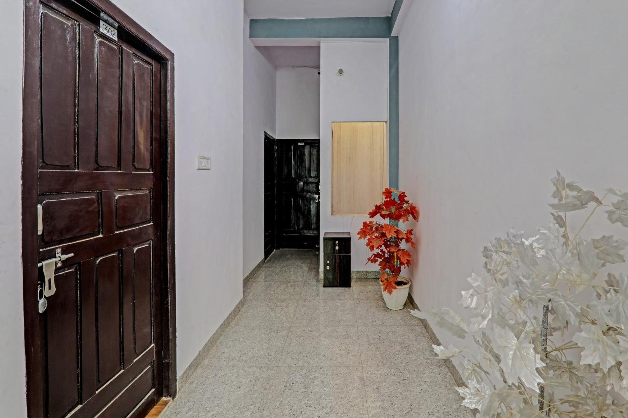 Oyo Hotel Crown Lucknow Exteriör bild