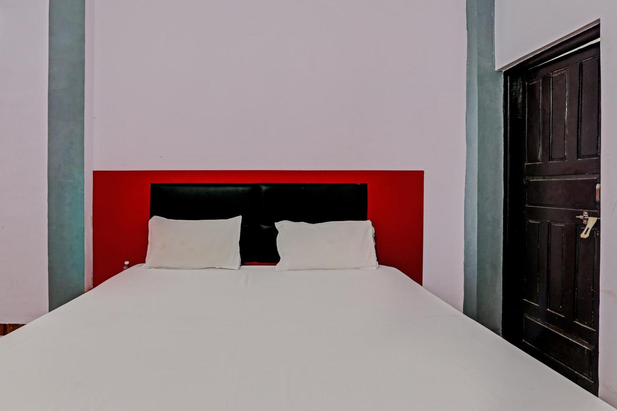 Oyo Hotel Crown Lucknow Exteriör bild