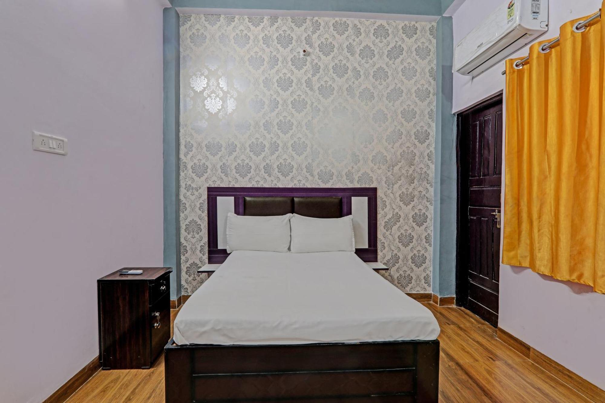 Oyo Hotel Crown Lucknow Exteriör bild