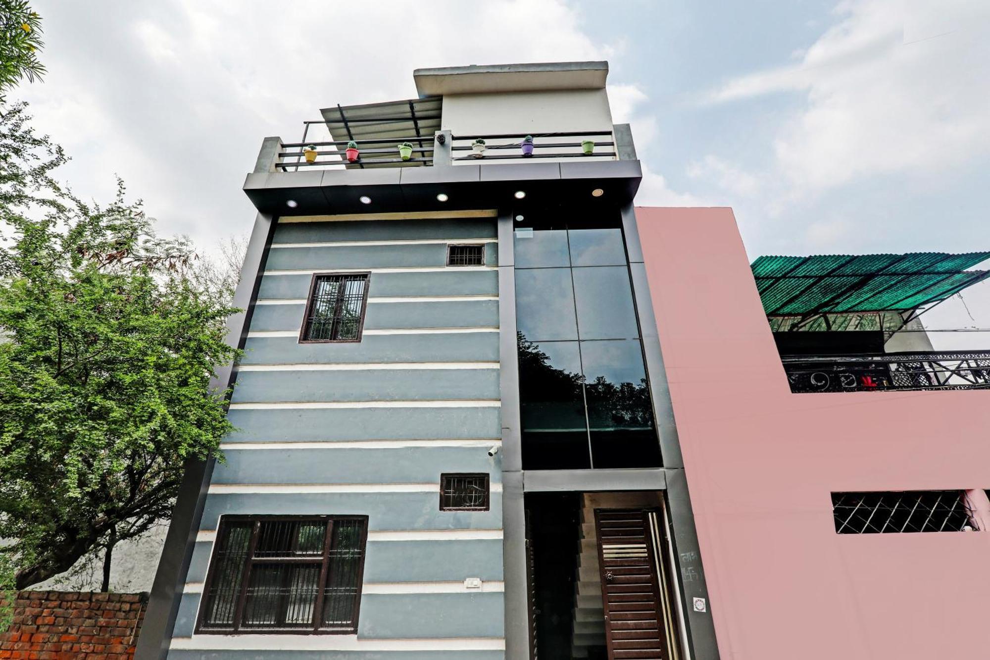 Oyo Hotel Crown Lucknow Exteriör bild