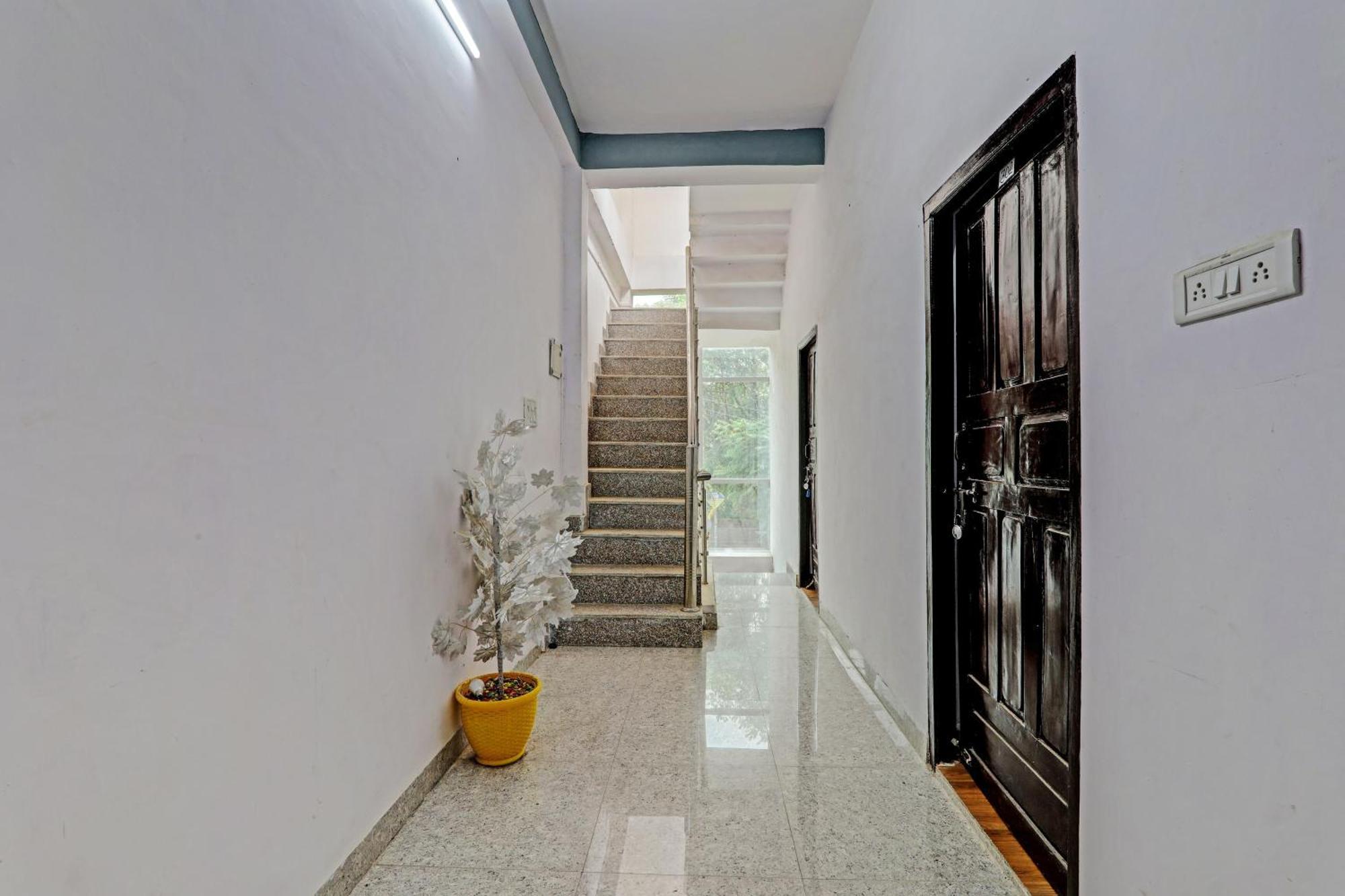 Oyo Hotel Crown Lucknow Exteriör bild