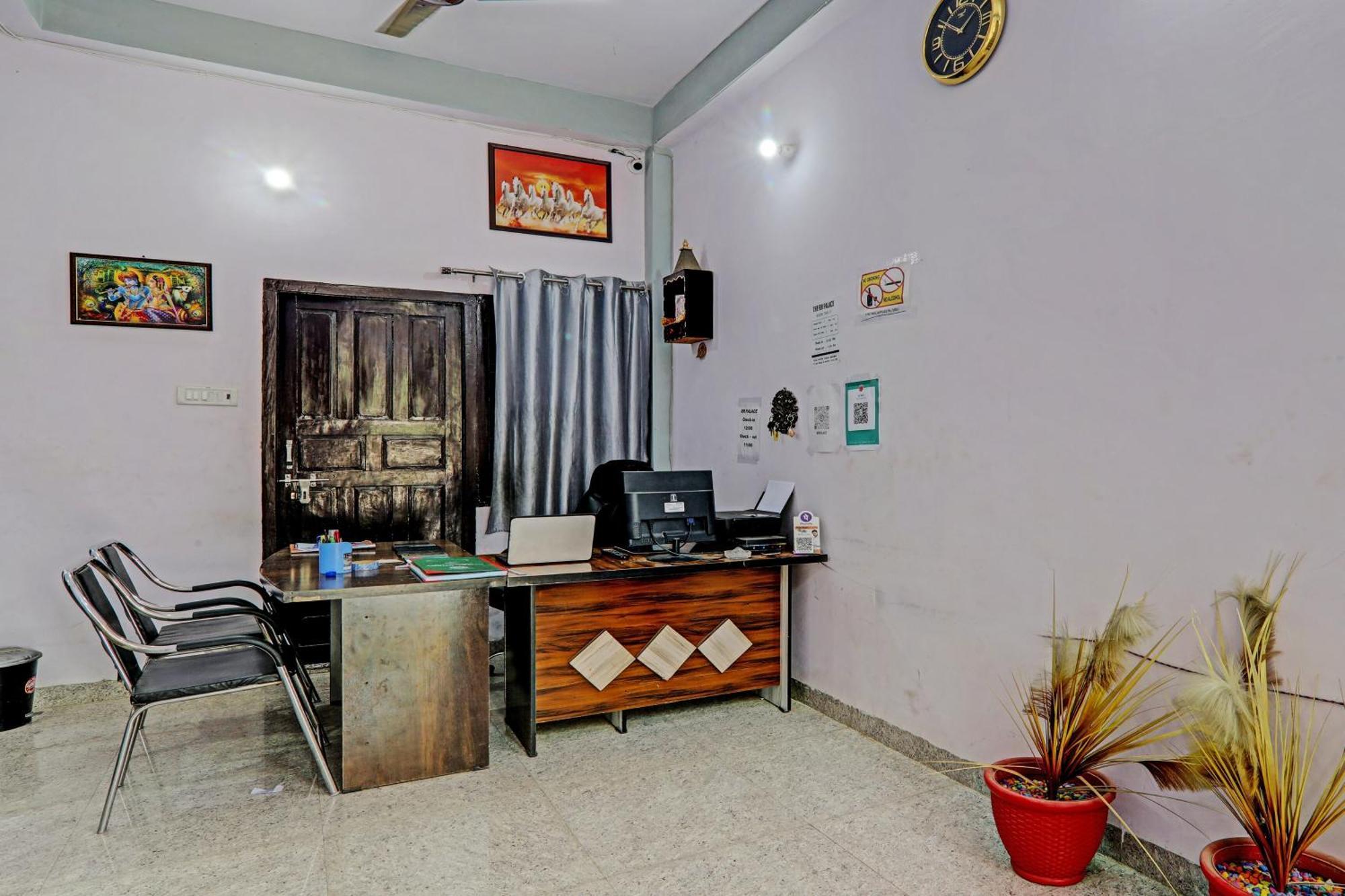 Oyo Hotel Crown Lucknow Exteriör bild
