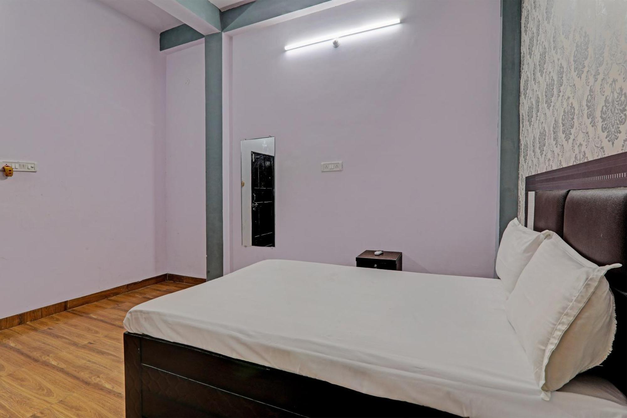 Oyo Hotel Crown Lucknow Exteriör bild