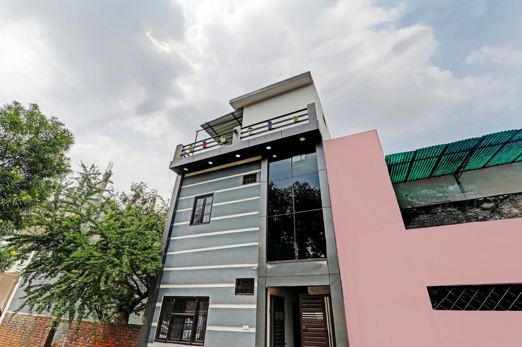 Oyo Hotel Crown Lucknow Exteriör bild