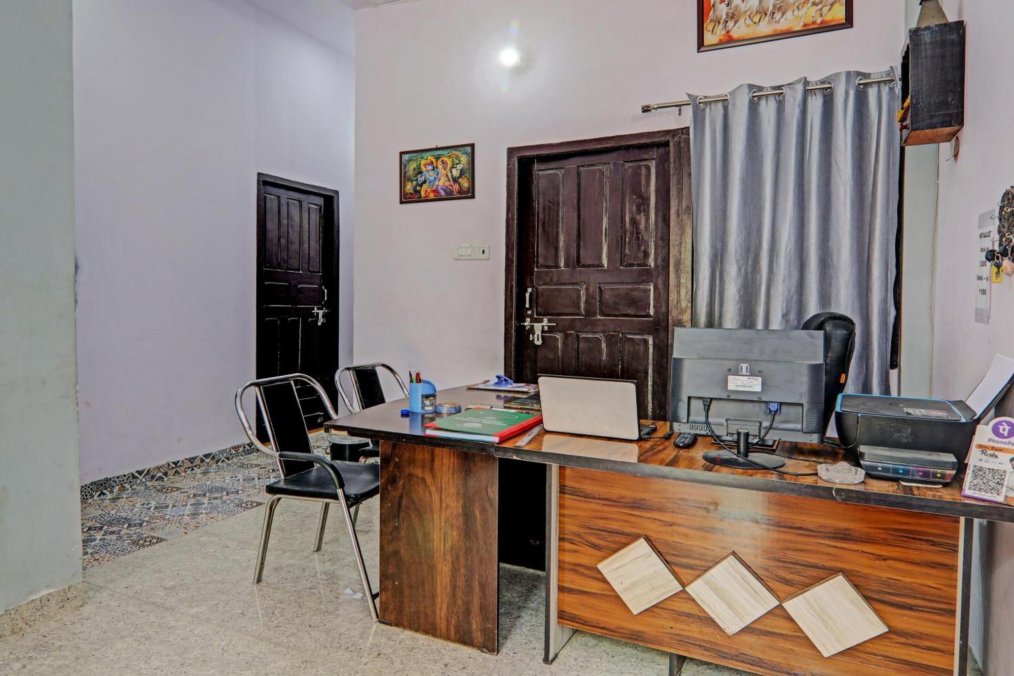 Oyo Hotel Crown Lucknow Exteriör bild